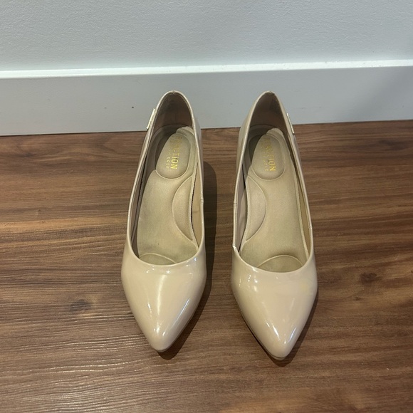 Kenneth Cole Nude Block Heel Pumps - Picture 2 of 4